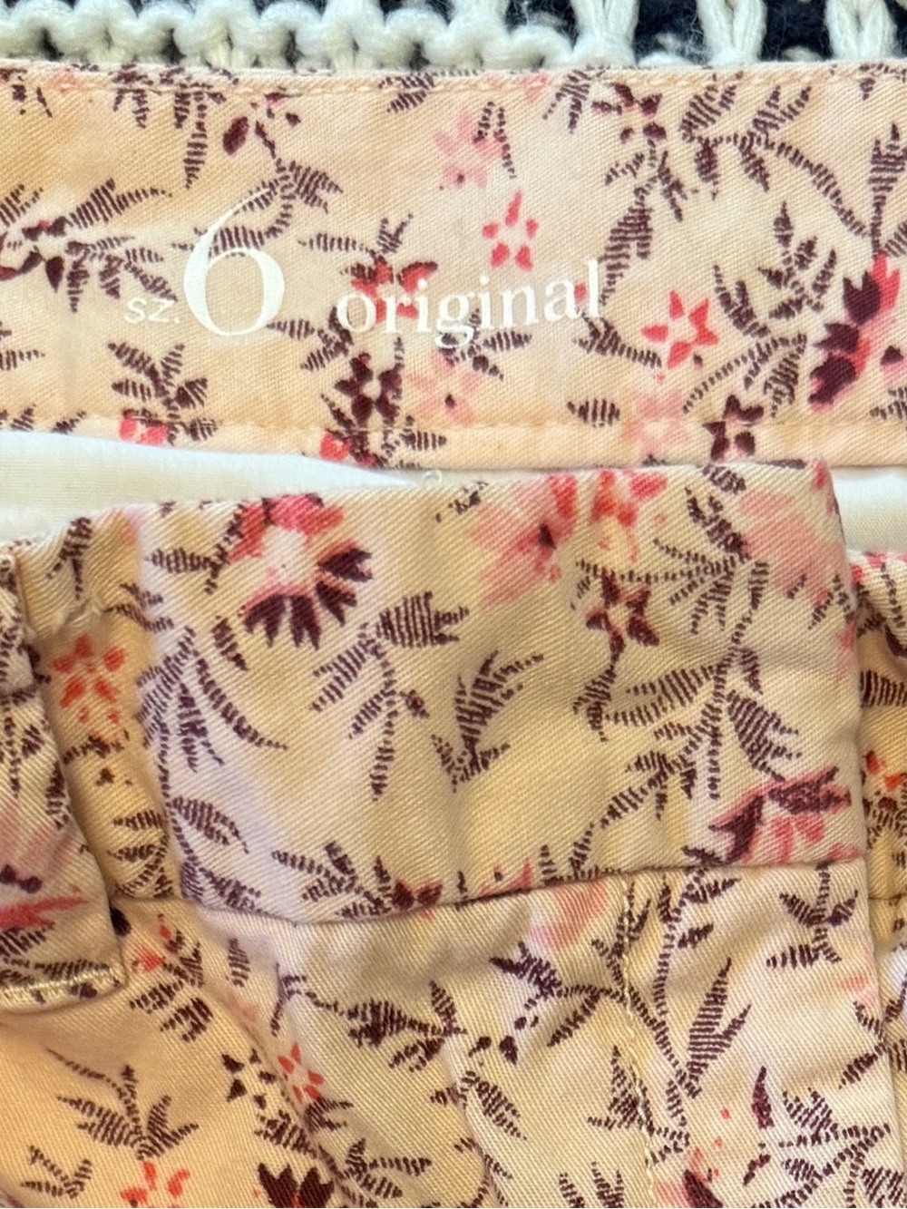 LOFT Ann Taylor floral print women's shorts in a pink color size 6 - Picture 3 of 8